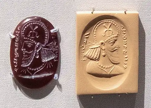 Sasanian seal with portrait of an official wearing the kulāf, inscription in Pahlavi "Perozhormizd, son of the Kanarang". 5th century CE, British Museum, 134847.