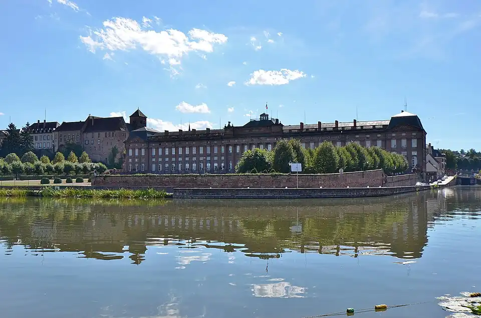 The palace with the old castle to the left and the Marne-Rhine canal in front