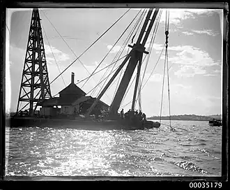 Sheerlegs crane salvaging the wreck