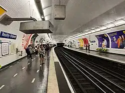 Line 8's curved platforms