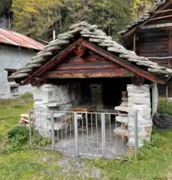 Stone bakery oven located in the Dorf, Macugnaga, Italy.png