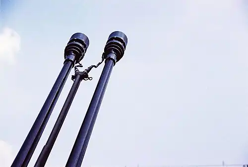 Device at the end of the barrel that programs the burst of the ammunition