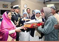 The President, Smt. Pratibha Devisingh Patil distributed sweets and blankets to the old and needy persons of the Nirmal Hriday Home for the Destitutes in Delhi on 19 December 2007.