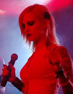 Kogan live in 2005 with Theo & the Skyscrapers