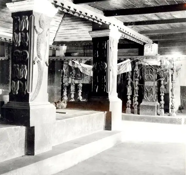 The interior of a building in Ode Ondo, capital of the Ondo Kingdom.