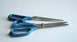 Triple blade pattern shears for glasswork