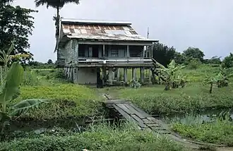 One of the old laborer housing units on plantation Mariënburg (circa 1997).
