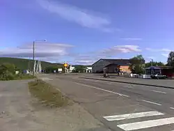 The village centre along Highway 4 (E75). At the end of the road, the Sami Bridge in the background.
