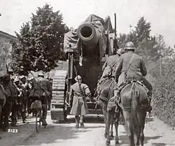 305/17 modello 16 howitzer in retreat after the Battle of Caporetto.