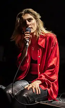 Rowsell performing with Wolf Alice in 2022
