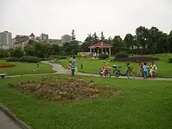 Park at the intersection of Wenchang West Road (文昌西路) and Weiyang Road (维扬路; 維揚路)
